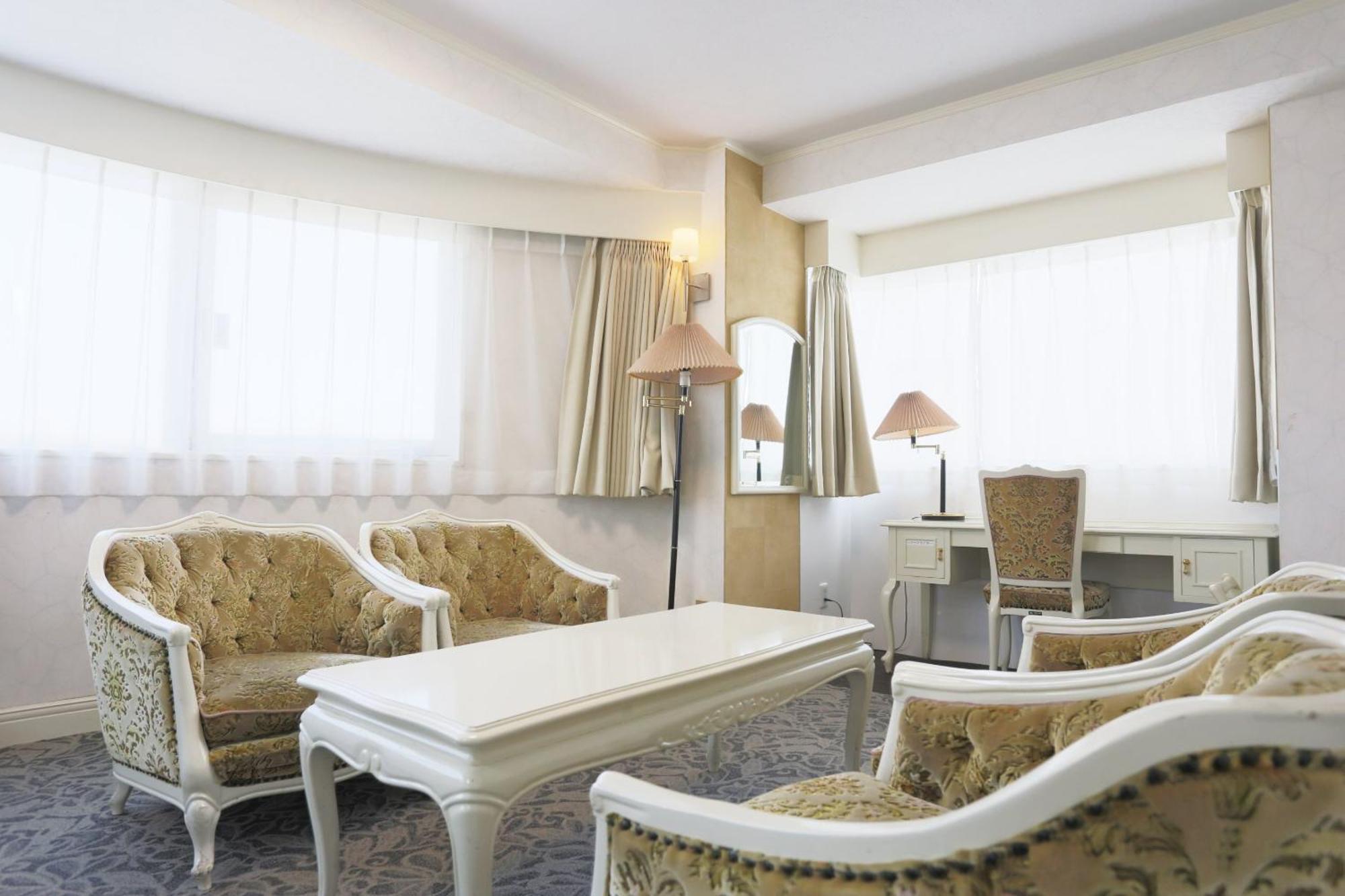 Hotel Castle Inn ยคไคจิ ภายนอก รูปภาพ